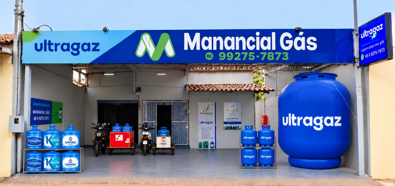 Fachada da Manancial Gás, com letreiro da Ultragaz e galões de água mineral na entrada